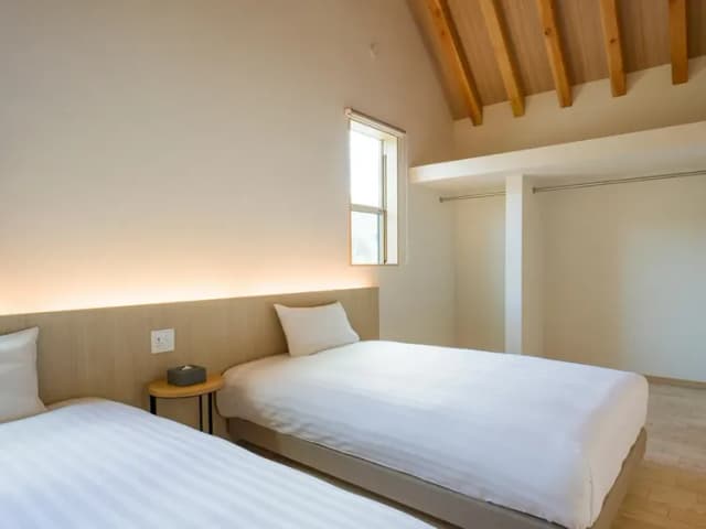 【寝室】落ち着いた雰囲気の寝室。ハンガーラックに洋服や荷物を収納いただけます。