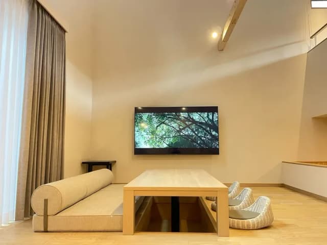 【D2タイプ：リビングダイニング】解放感のあるリビング、掘りごたつでお寛ぎください