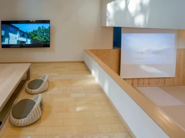 【スキップフロア】リビングから一段下には畳敷の寝室スペース。