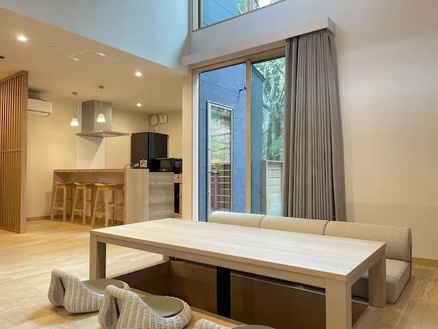 【D2タイプ：リビングダイニング】豊かな日差しが心地よく、開放的な空間