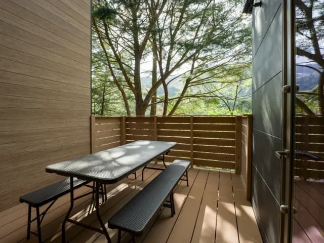 【テラス】鬼怒川の自然を間近に感じられるテラス、BBQもOK