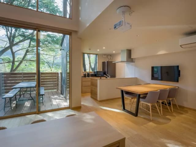 【リビングダイニング】豊かな日差しが心地よく、開放的な室内。