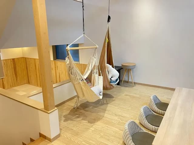 【D1タイプ：リビングダイニング】明るく穏やかなリビングには、掘りごたつをご用意