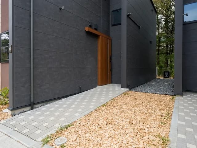 【玄関】車いすやベビーカーなどの利用に配慮したスロープと引き戸形式の大きい入口。