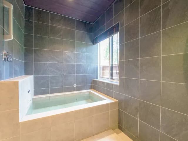 【浴室】鬼怒川の森林を感じながら、天然温泉で癒されること間違いなし