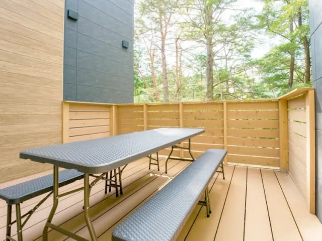 【テラス】自然を間近に感じながら、川のせせらぎをBGMにお過ごしください。