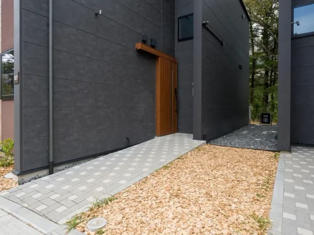 【玄関】車いすやベビーカーなどの利用に配慮したスロープと引き戸形式の大きい入口。