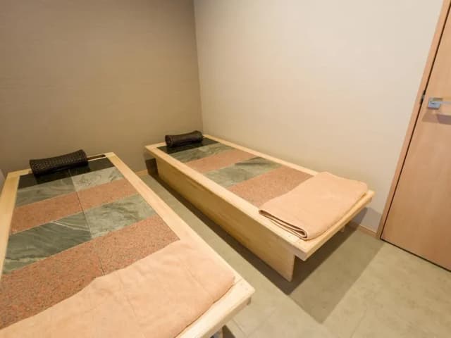 【岩盤浴ベッド】ドライタイプの岩盤浴ベッドを2台ご用意。