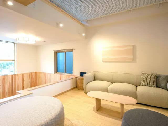 【スキップフロア】落ち着いた空間のリビングエリア。見上げると…！