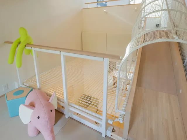 【キッズスペース】滑り台や、おもちゃに、ネット遊具など楽しさがいっぱい！