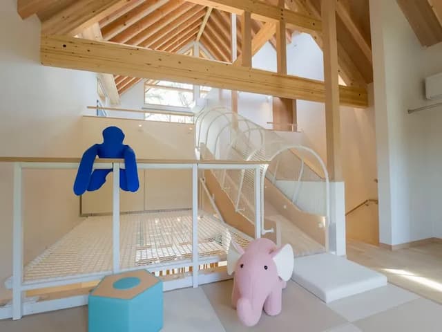 【キッズスペース】滑り台や、おもちゃに、ネット遊具など楽しさがいっぱい！