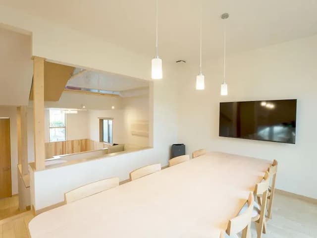 【ダイニング】グループ・家族など大人数でも過ごしやすいダイニング