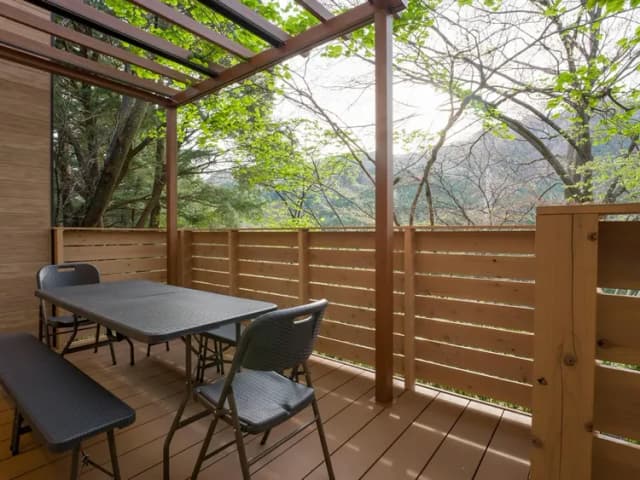 【テラス】鬼怒川のせせらぎをBGMにお寛ぎください。