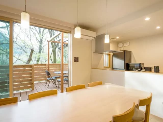 【ダイニング】テラスとのつながりが開放的な空間。