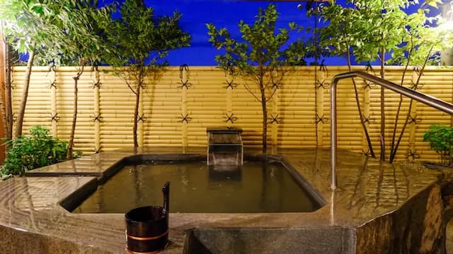 ◆Natural hot spring ◆Rock open-air bath [Japanese-style room] with bed