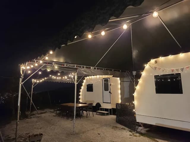 鷗漫景觀農場｜新上架！懶人帳、露營車-【露營車】M區｜四人露營拖車-1