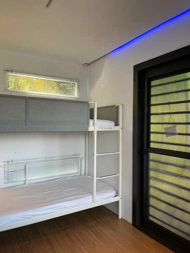 鷗漫景觀農場｜新上架！懶人帳、露營車-【露營屋】M區｜四人景觀山屋-10