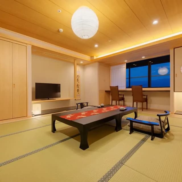 [Tensei Renewal 10 tatami mats] A healing Japanese-style room using Tosa cypress. You can enjoy the view of Kochi Castle from the window side.