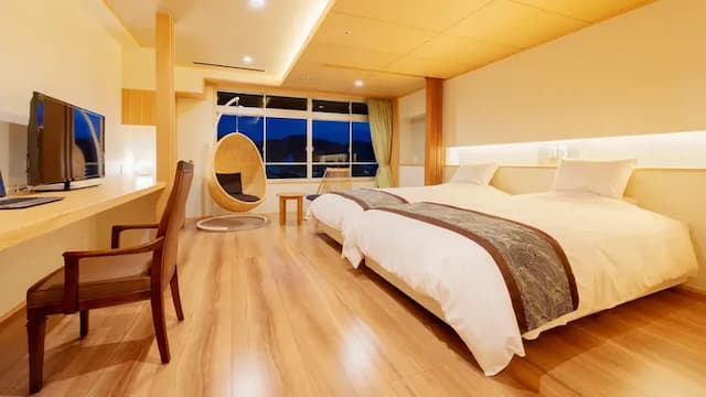 [Tensei Hollywood Twin] A room where you can feel extraordinary with a spacious bed and hanging chairs.