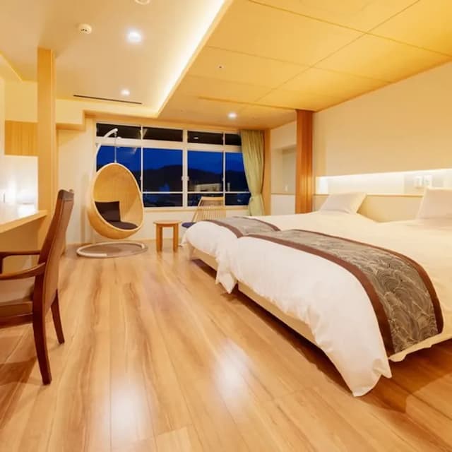 [Tensei Hollywood Twin] A room where you can feel extraordinary with a spacious bed and hanging chairs.