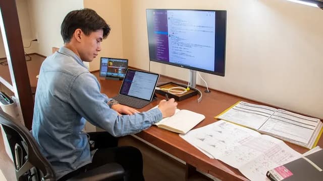 [Tensei Renewal W] The desk is a spacious space with a width of 200 cm and a depth of 70 cm.