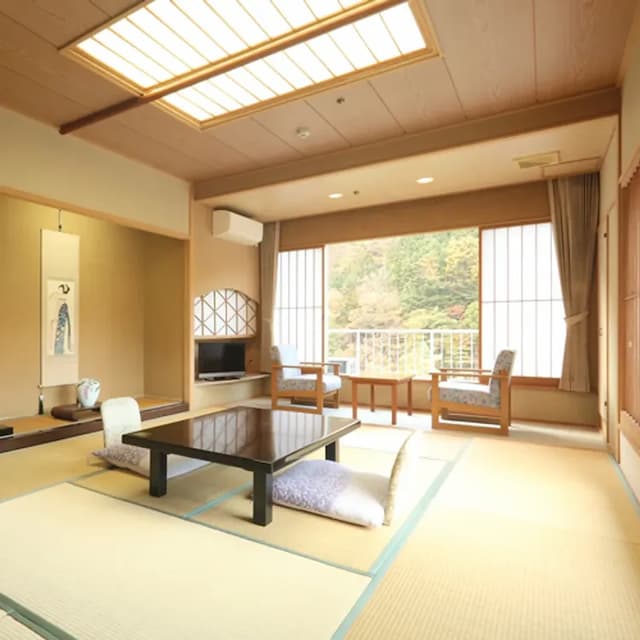 [Japanese-style room 10 tatami mats] A relaxing room with a view of the Kinugawa River
