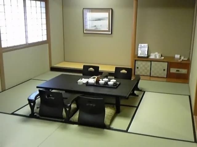新近江飯店｜JR近江八幡車站徒步２分／日牟礼八幡宮搭車20分/水郷遊船開車15分-和室｜12張榻榻米【不挑房】-2
