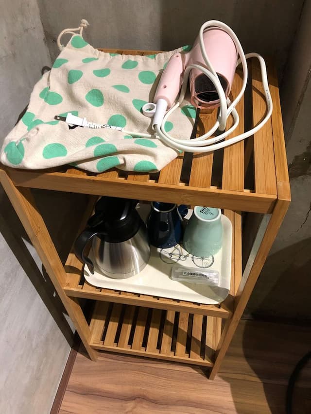 房間內備品～馬克杯.保溫壺.棉花棒.吹風機.大小浴巾