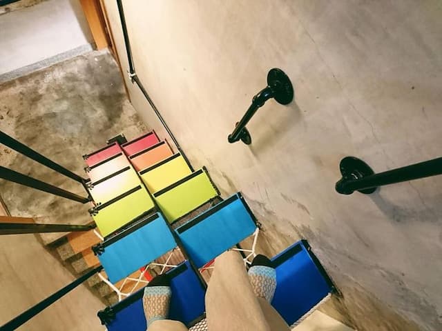 將50年代的抖梯搖身一變設計工業風格