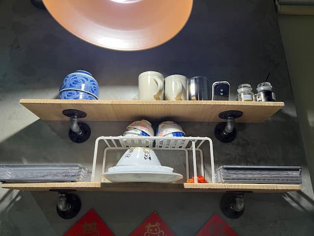 提供碗盤以便旅客享用台南美食