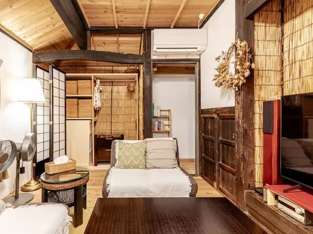 ・【一番裏座】大画面テレビやAVアンプ、フロントスピーカー完備。映画やゲームも楽しめます