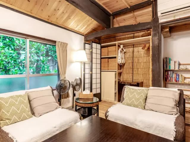 ・【一番裏座】展開することで2台のソファーベッドになります。扇風機、エアコン、ハンガー完備