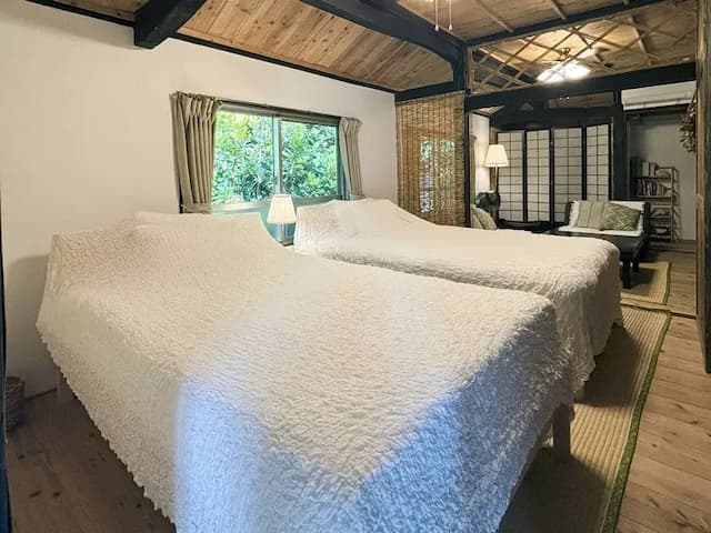 ・【二番裏座】シングルベッド2台の先にはソファーベッドが2台あり、最大4名の寝室