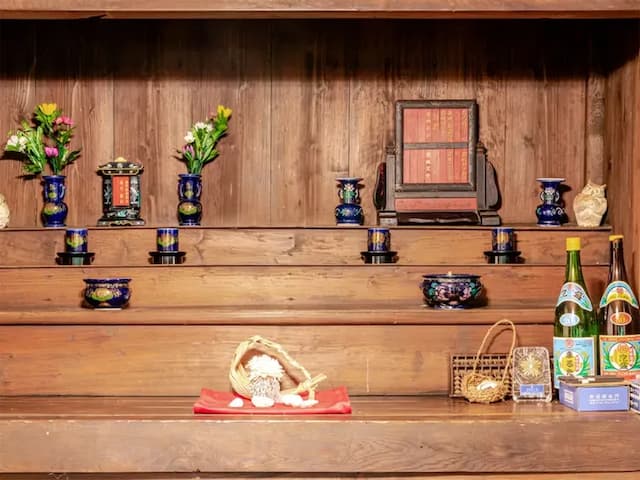 ・【二番座】琉球王朝時代から祭祀を司る現存する祝女（ノロ）家系の貴重な仏壇