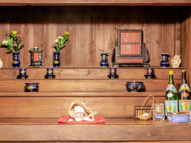 ・【二番座】琉球王朝時代から祭祀を司る現存する祝女（ノロ）家系の貴重な仏壇