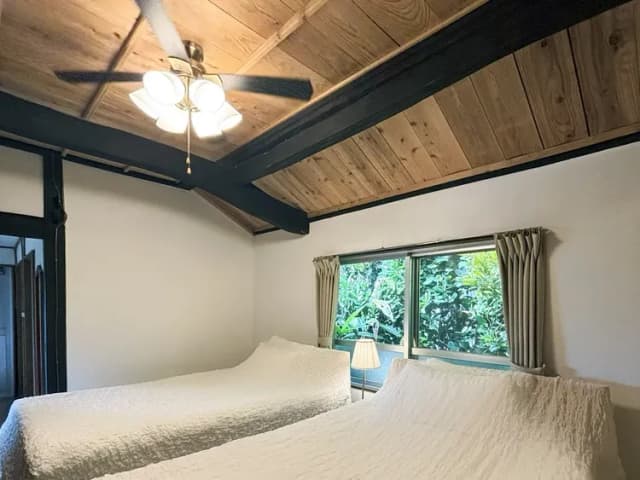 ・【二番裏座】シングルベッド2台。シーリングファン照明設置。