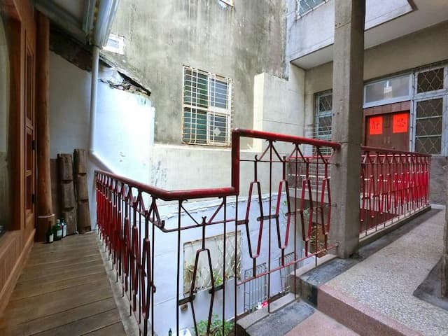 Thinking of the B&B｜The old house with the patio mixed with the western and the western, close to Shennong Street-Travel Alone in Garden Patio Room-7