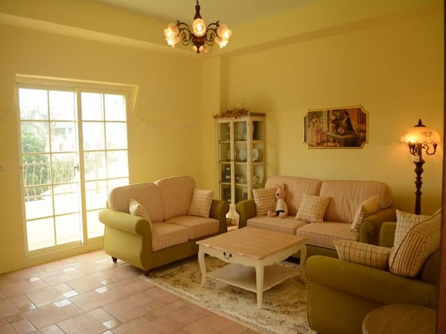 브루리스 던 Brulee's done-Family room-1