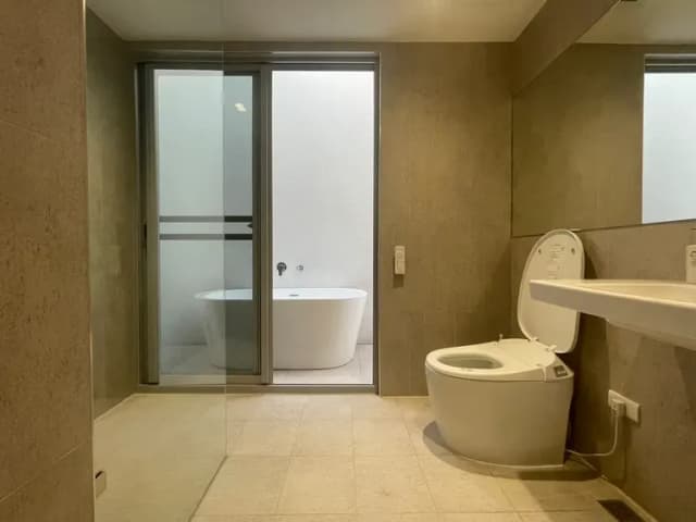 二樓201超大套房乾濕分離衛浴、露天浴缸