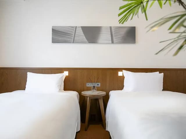 【スタンダードツイン】白と木目を基調とした落ち着きのある空間です。