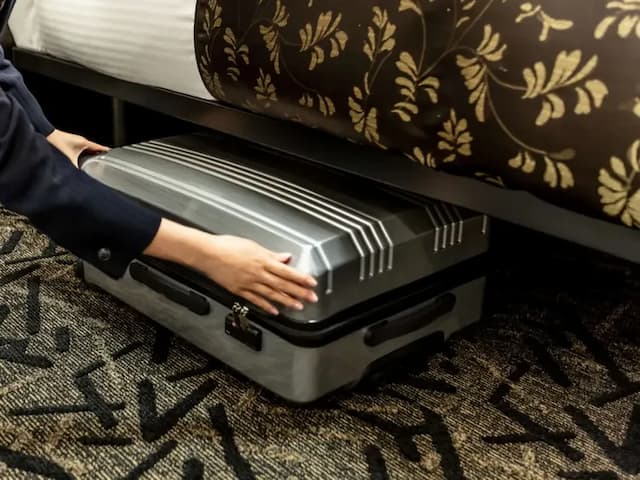 ベッドの下には、スーツケース等のお荷物を収納できるスペースを設けております※一部客室を除く