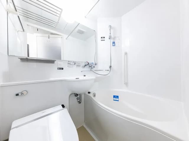 通常の浴槽より約20%の節水かつゆったり入浴できるアパホテルオリジナルユニットバスを設置しております