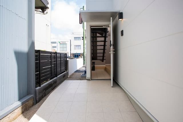 入口　ドアを開けた様子です