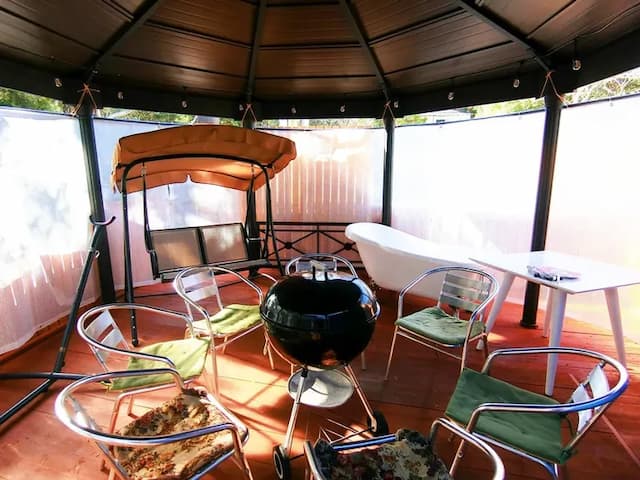 冬支度のガゼボＢＢＱ場内部