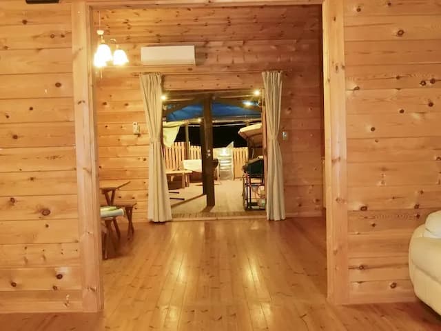 夜の居間からＤＫ越のＢＢＱ場