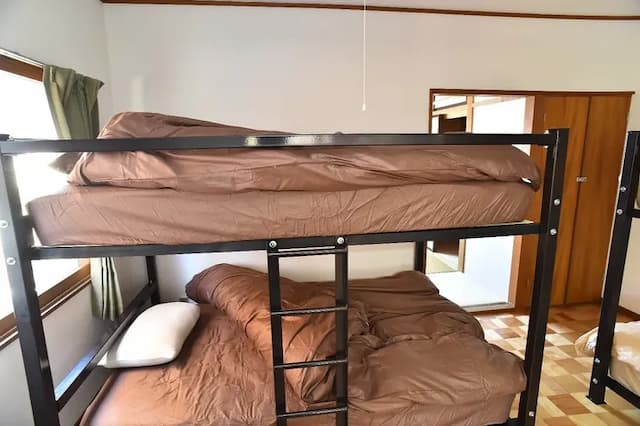 寝室１セミダブルベッド