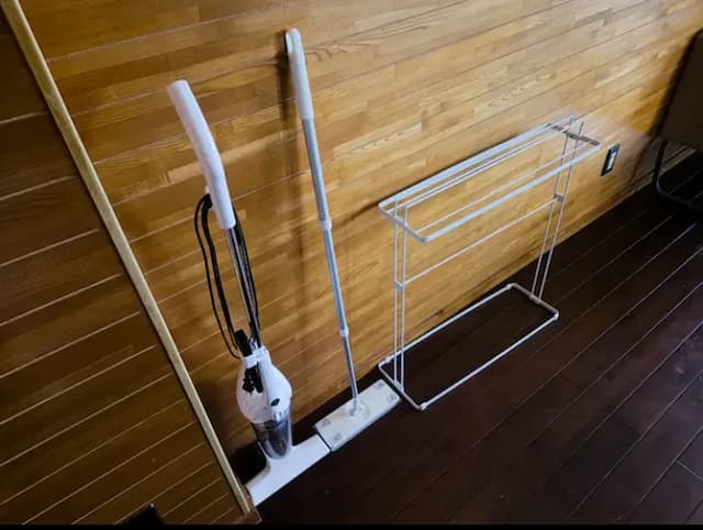 掃除機、クイックルワイパー、タオルかけ
