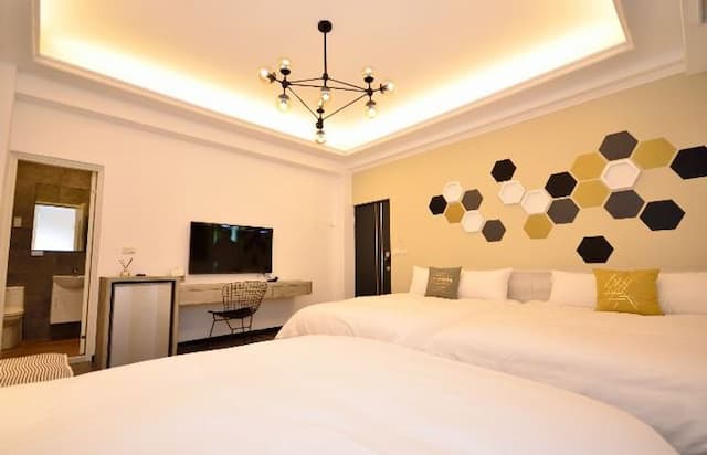 Feng Chia. Music Mu Lè mù-Family Room - 6 Adults-7