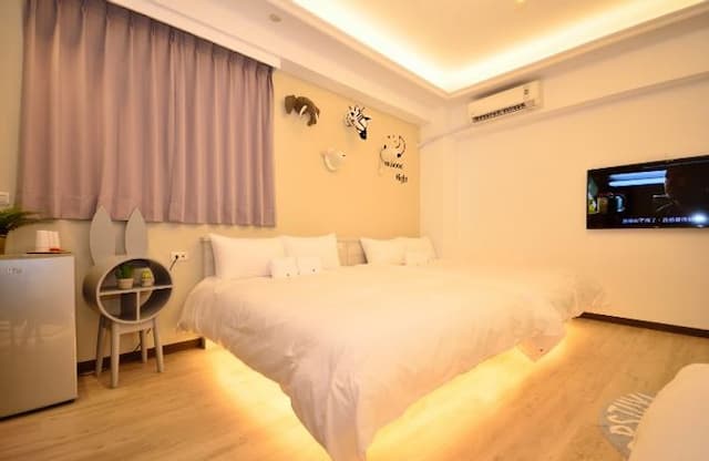 Feng Chia. Music Mu Lè mù-Family Room - 6 Adults-1