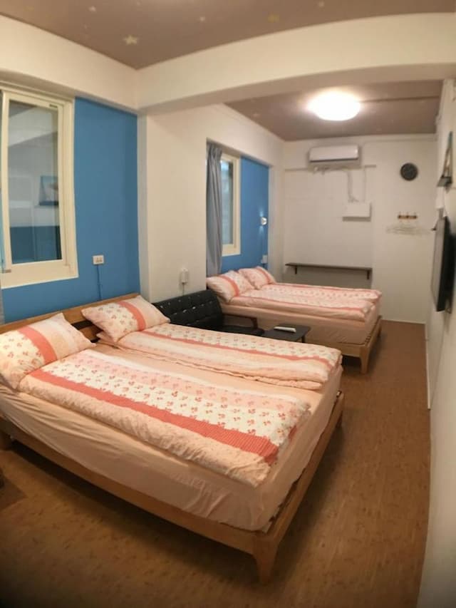 Small corner Star B & B-Quadruple Room with Shared Bathroom 2 Bed-4